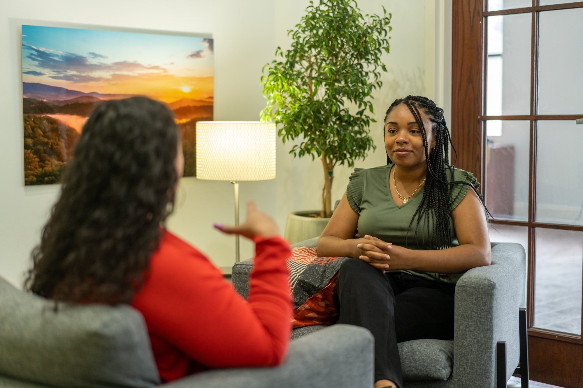 therapist supporting adult client in addiction and substance use treatment